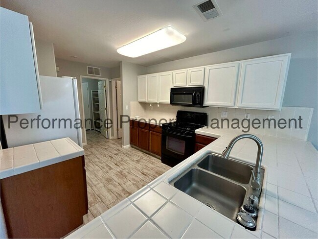 Building Photo - Charming 3 Bed/2 Bath + Office Home in NW ...