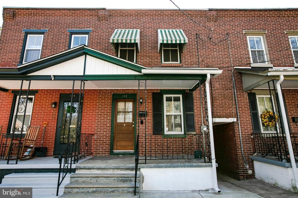 Primary Photo - 122 Fowler Ave