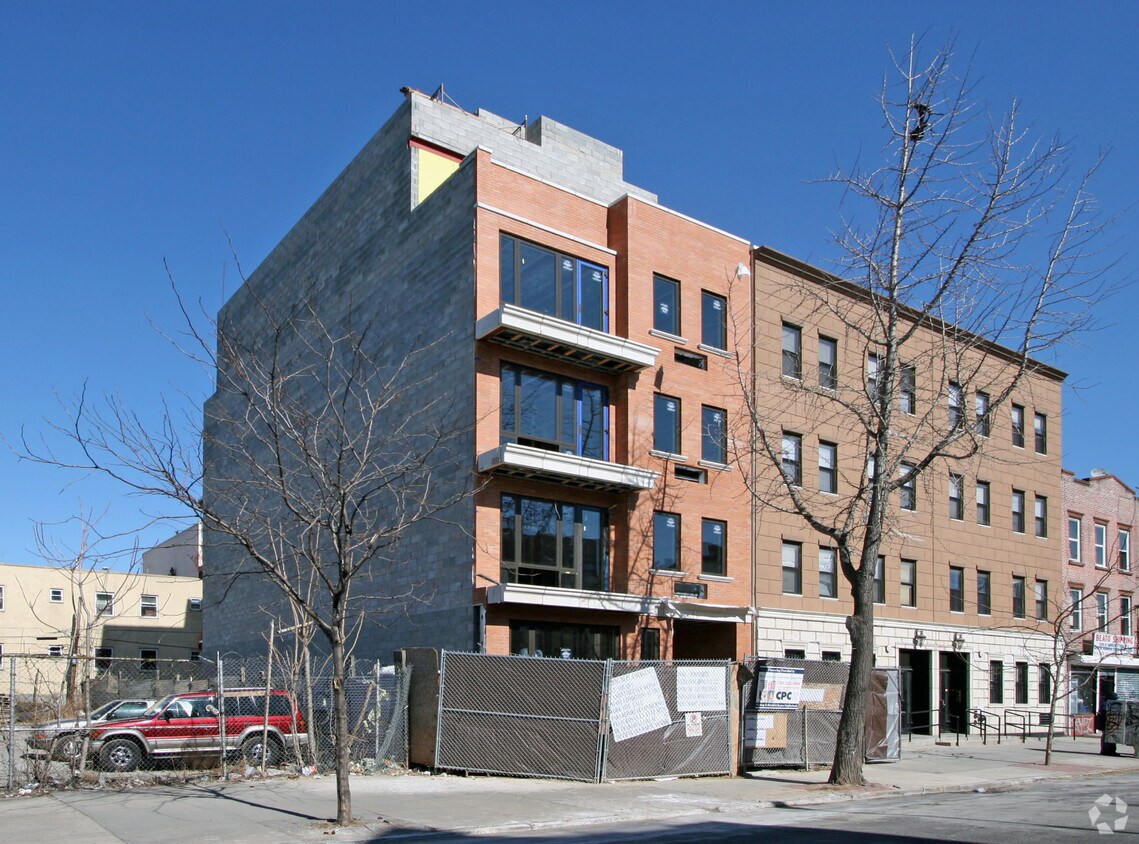 Building Photo - 201 Montrose Ave