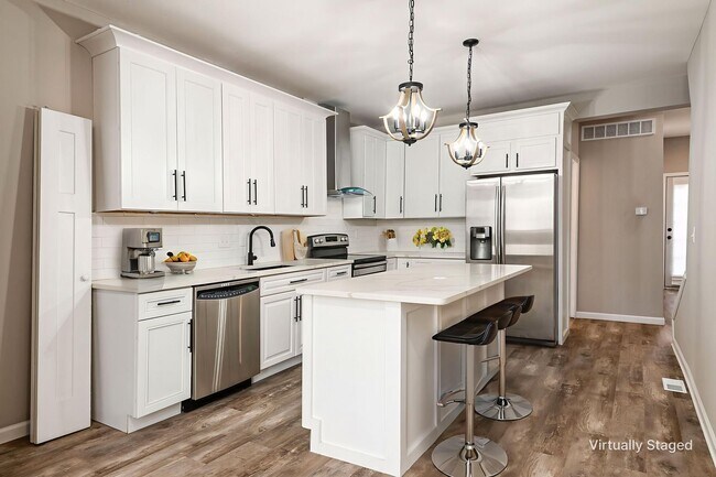 Building Photo - Stunning Renovation on the Near East Side!