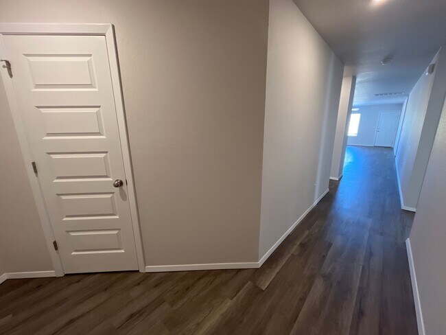Foto del edificio - *Pre-leasing* Four Bedroom | Two Bath Home...