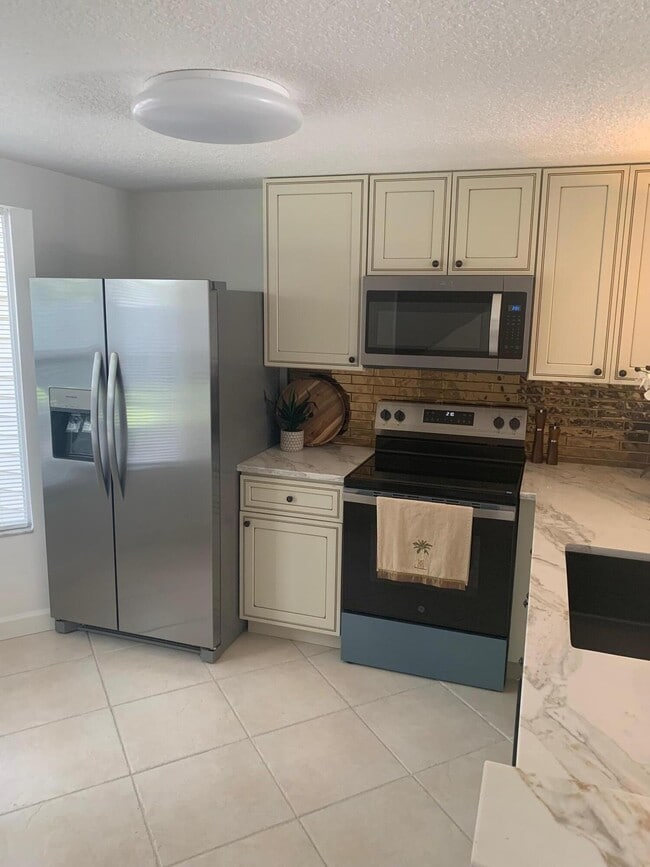 Building Photo - 239 SW 3rd St