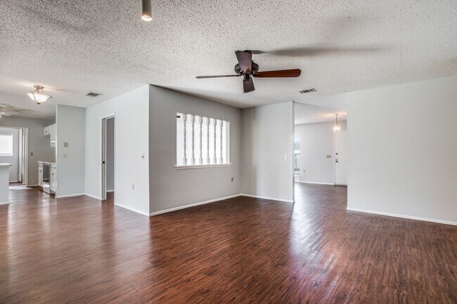 Building Photo - 4 Bedroom 2 Bath Cimarron Subdivision