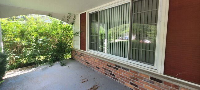 Foto del edificio - Spacious Four Bedroom Home Available Summe...