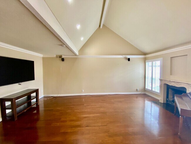 Foto del edificio - Stunning and Spacious 6b/3b bath home in S...