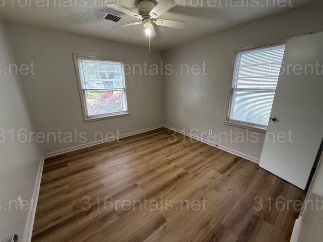 Building Photo - $995 - 3 bedroom / 1 bathroom - Single Fam...