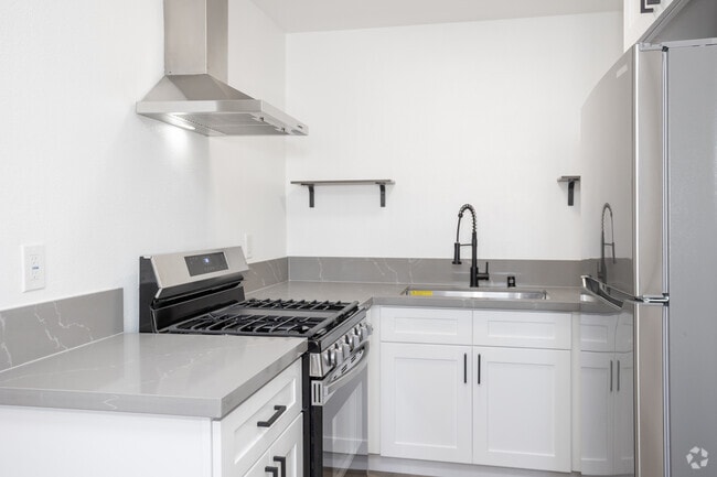 1BR, 1BA - 637SF - Kitchen - 1623-1629 S Walnut St