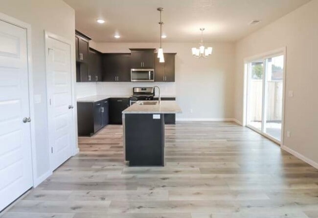 Building Photo - Beautiful 3 bed 2.5 ba