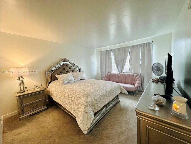 Building Photo - 301 Golden Isles Dr