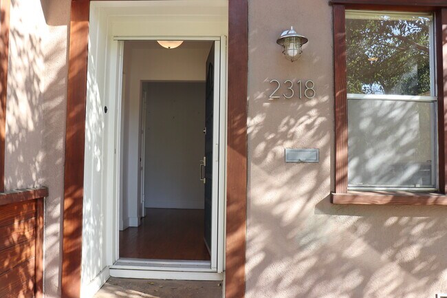 Foto del edificio - 2318 Wellesley Ave