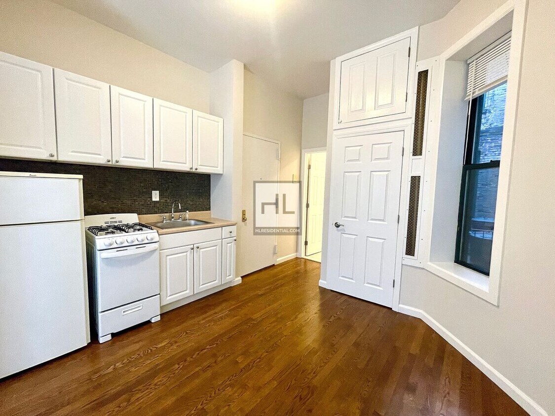 Building Photo - Sunny and Spacious Studio | 54 East 7th St...