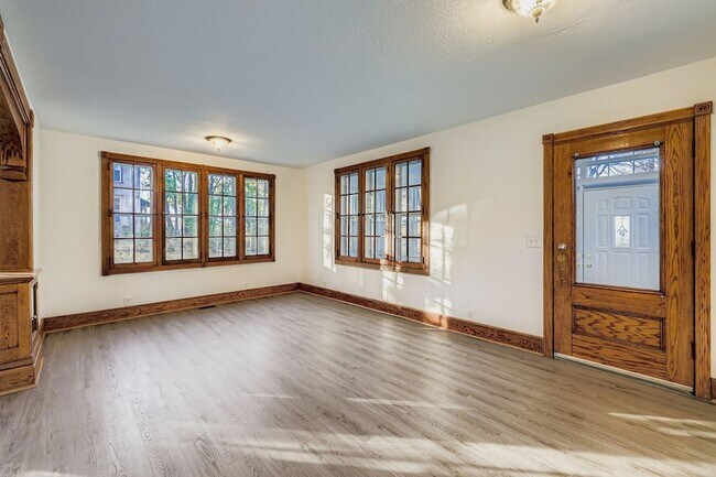 Foto del edificio - 988 Reaney Ave E