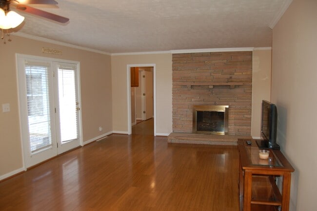 Building Photo - 5882 Clarksville Pike