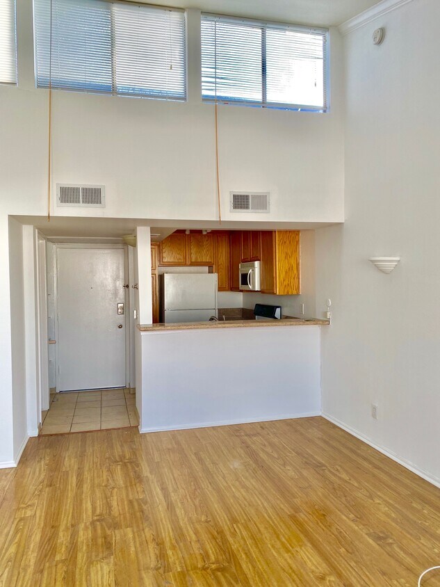 Primary Photo - 5325 Newcastle Ave