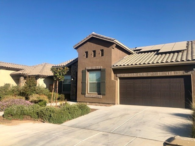 Foto principal - Large 4 Bedroom/2 Bath Home with Solar in Gossamer Grove - $2595 Per Month!