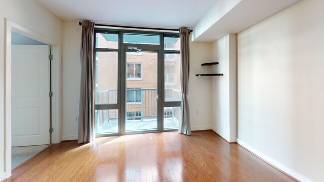 Building Photo - Thomas Circle/Mount Vernon One Bedroom W/P...