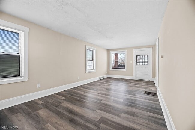 Building Photo - 153 Henry St
