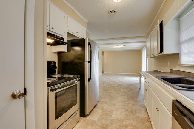 Building Photo - Beautiful one story home close to 520