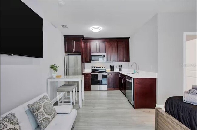 Building Photo - 405 S Westland Ave