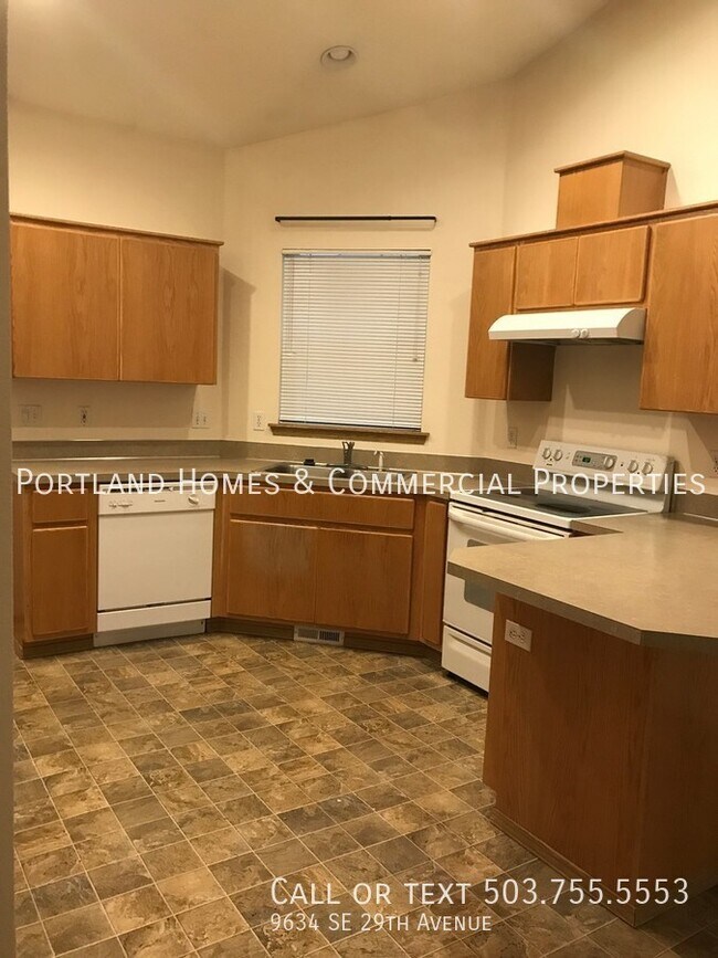 Building Photo - Single-level, Milwaukie Home