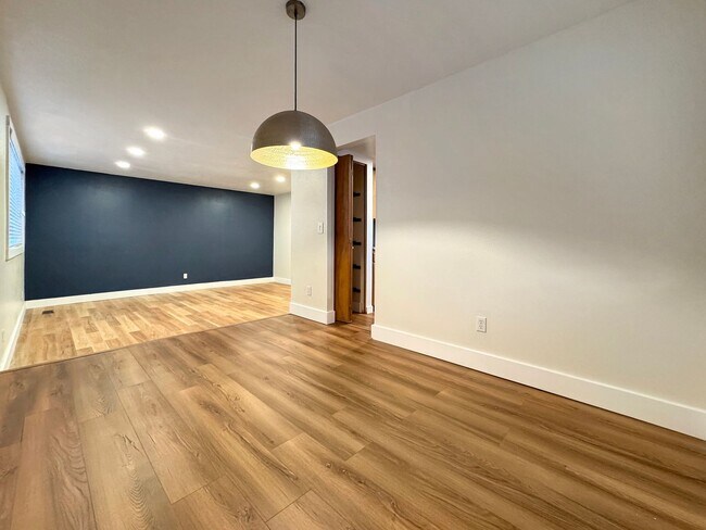 Foto del edificio - Pet-Friendly Newly Remodeled 3-Bedroom Home in South West Boise with Granite Counters, Gas Firepl...