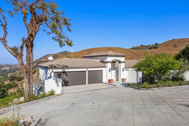 Foto del edificio - Modern Elegance Meets Scenic Privacy in Be...