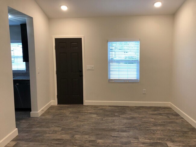 Foto del edificio - Remodeled & Updated 1/1 House Located in W...