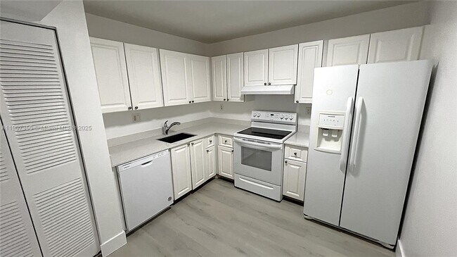 Foto del edificio - 711 N Pine Island Rd