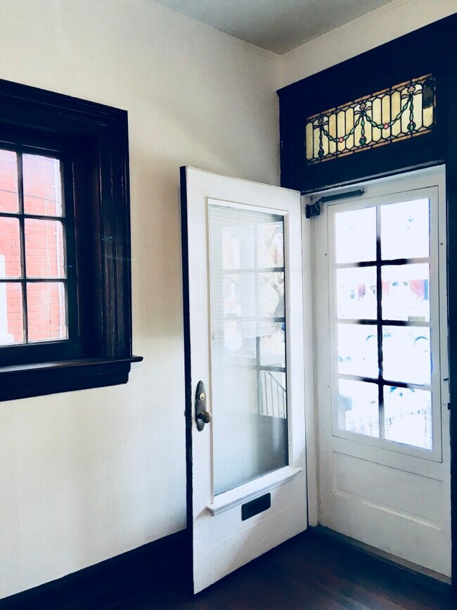 Puerta principal - 343 College Ave