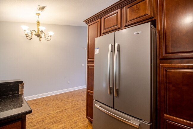 Building Photo - 5518 Landing Ct