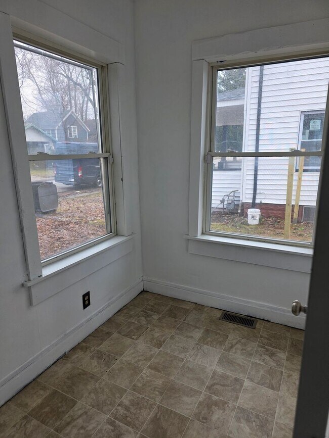 Foto del edificio - 2-Bedroom, 1-Bathroom Home – $1,050/Month - Accepting Section 8