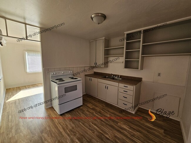 Building Photo - 2-Bedroom House with Large Backyard