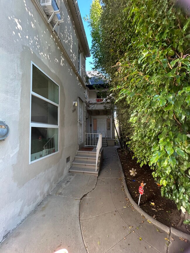 Building Photo - 850 S Kenmore Ave