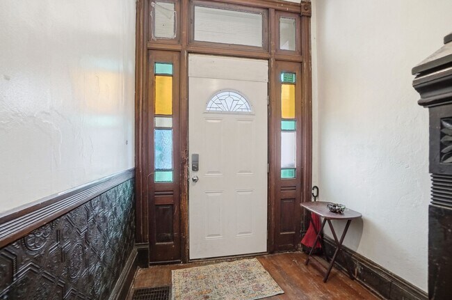 Foto del edificio - 7 bed/2 bath on Rohs St., Mins. from UC for Only $600/pp ($4,200/mo)! $250 SIGN ON BONUS FOR LTO!!!