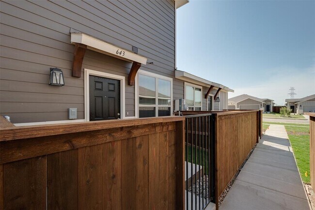 Foto del edificio - 643 Harvest Moon Dr