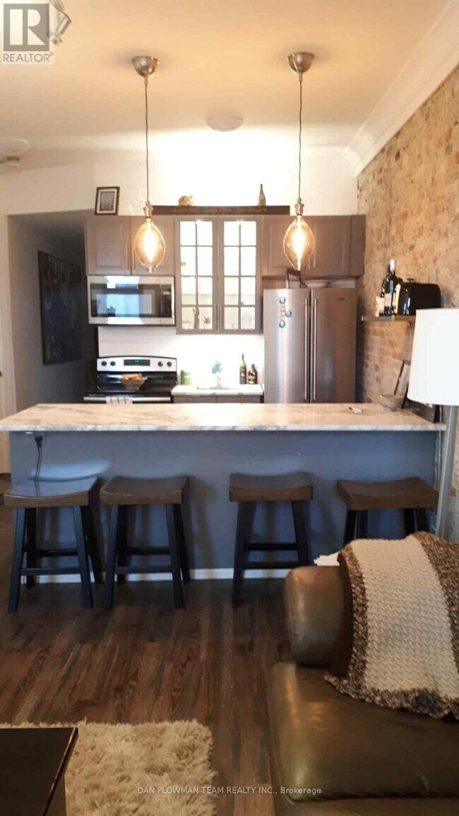 Photo du bâtiment - 8 Simcoe St N