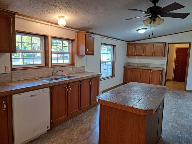 Building Photo - Ranch style 3 BR 2 BA