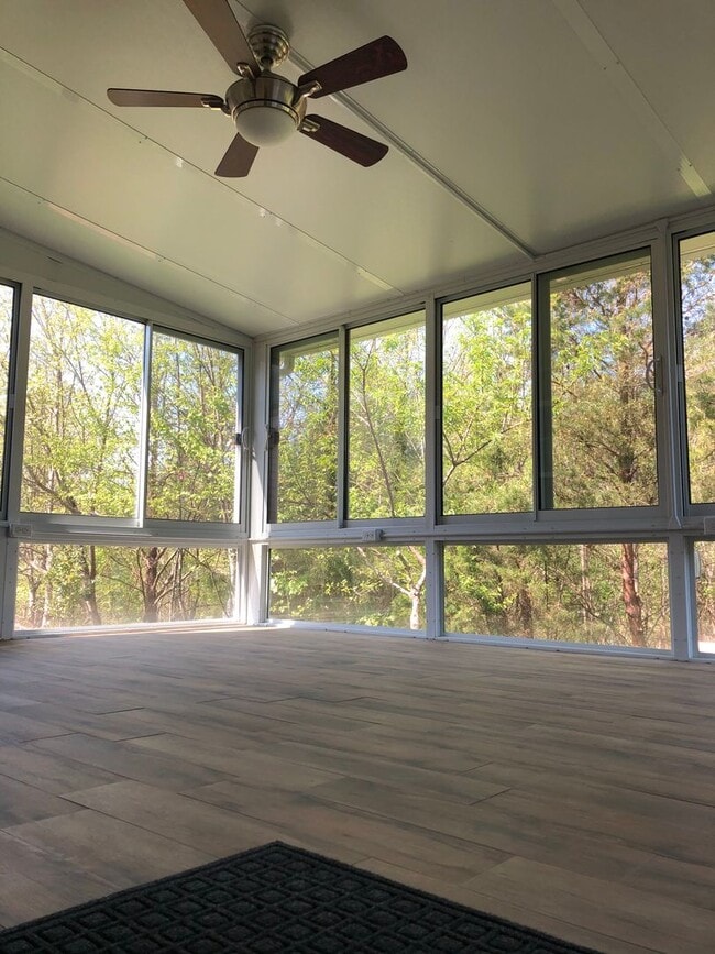 Building Photo - Stunning 3 bedroom, 2 1/2 bath 2 story home