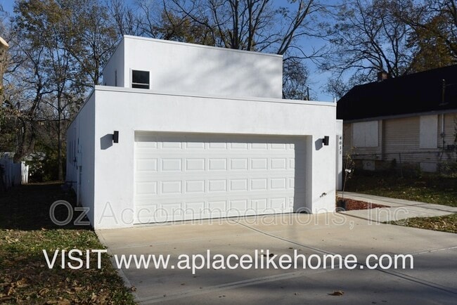 Building Photo - 4011 S Minnie St