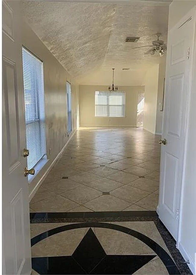 Building Photo - MOVE IN SPECIAL - 1/2 OFF FIRST MONTHS RENT!