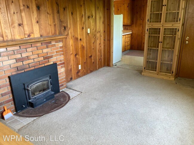 Building Photo - 1 br, 1 bath House - 15039 Military Rd. So.