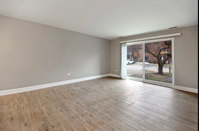 Building Photo - 1002 Castilian Ct