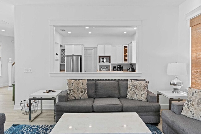 Building Photo - 4456 Luke Ave