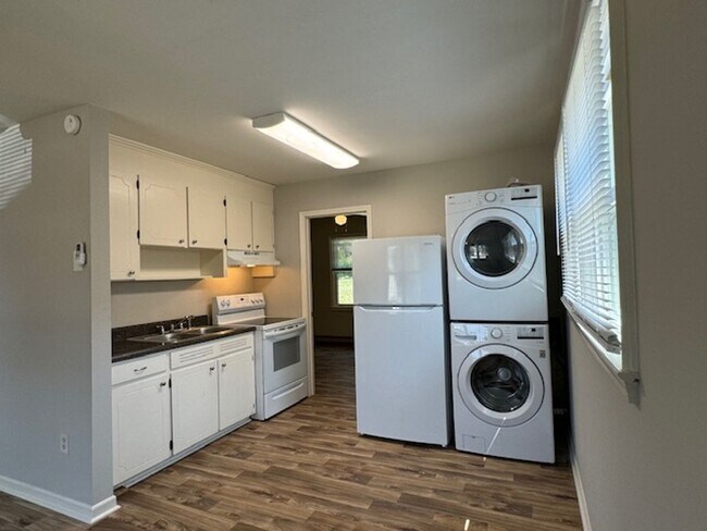 Building Photo - Tri-Plex - in Downtown Greer - 1 BD, 1 ful...