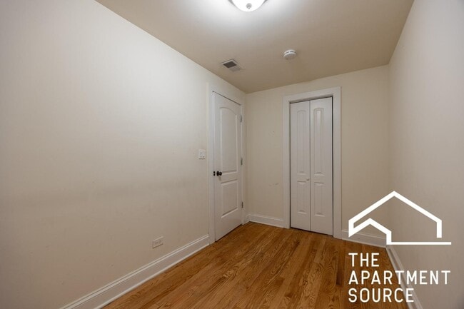 Building Photo - 4036.5 N Ashland Ave