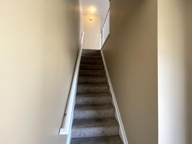 Building Photo - 5490 Garden Ridge
