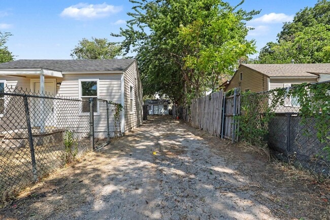Photo - 1217 SW 17th St (Oklahoma City, OK) House