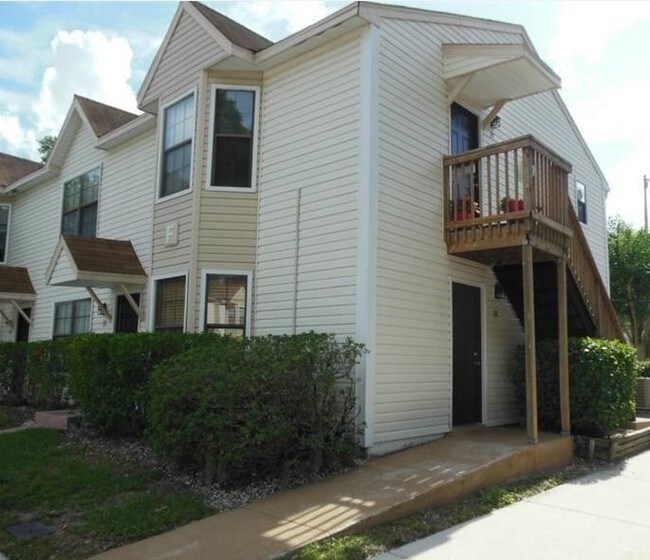 Fabulous Kentwood Park Studio Townhouse for Rent in