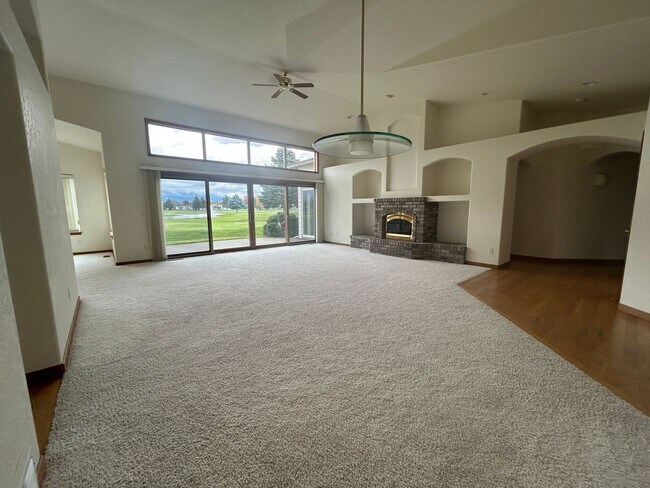 Foto del edificio - Beautiful Home on Village Greens with Vaulted Ceilings~A rare find!