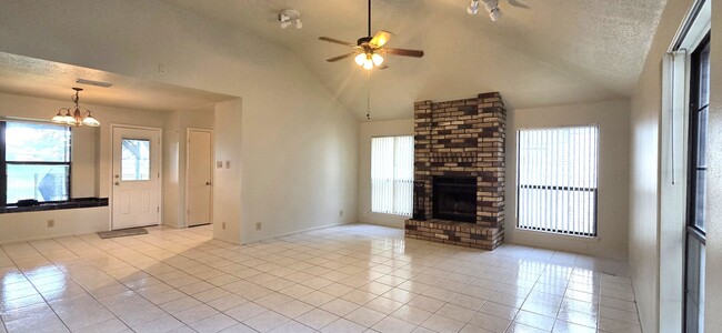 Building Photo - Towne Lake - Amazing Lake Views!